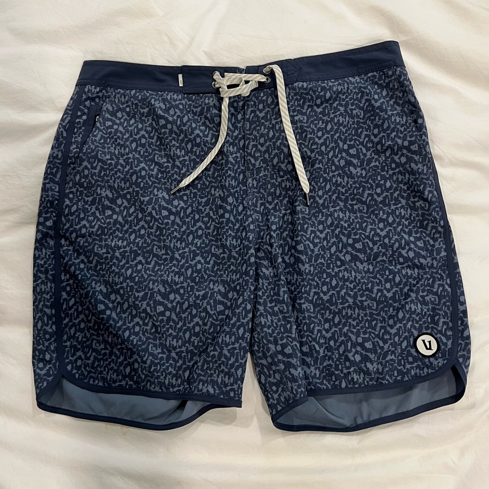 Vouri Ireland Cruise Board Shorts size 36 blue leopard